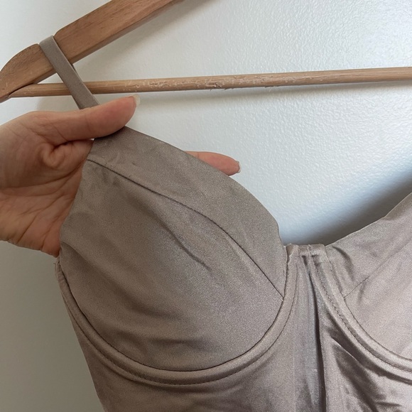 Good American Show Off One-piece Swimsuit Bodysuit In Mink - Picture 4 of 9